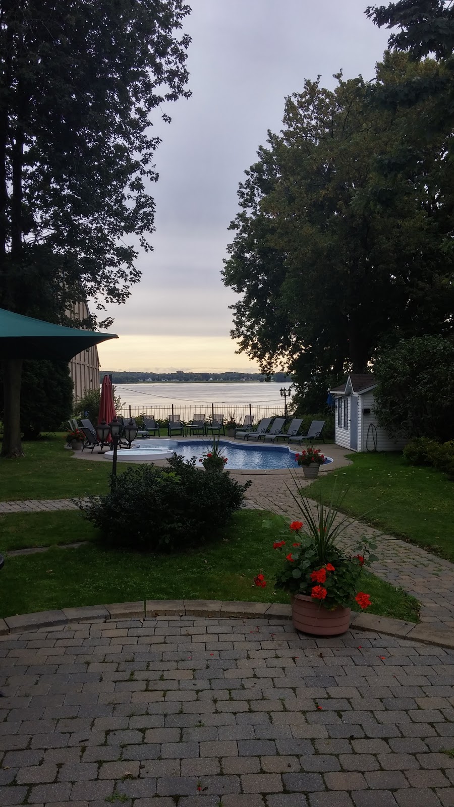 Auberge Gîte Le FleurvilB & B | 635 Rue des Ursulines, Trois-Rivières, QC G9A 5B3, Canada | Phone: (819) 372-5195