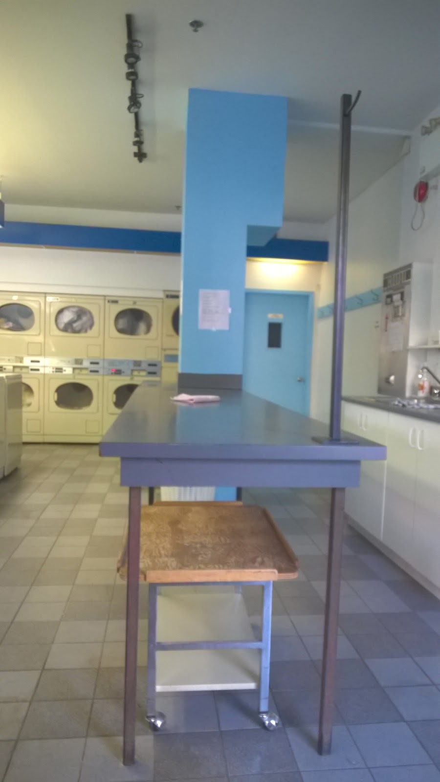 The box cleaner Soap Laundry | 1201 Rue Saint-Zotique E, Montréal, QC H2S 1N6, Canada | Phone: (514) 274-2424