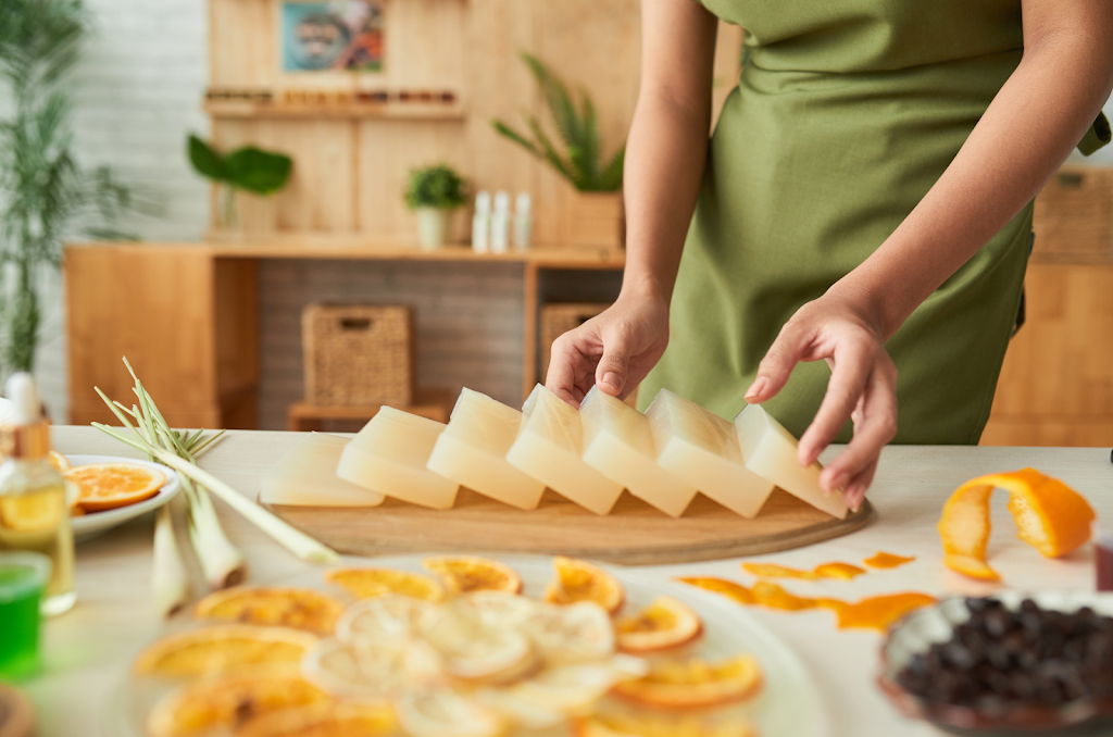 Abeilles du Faubourg | 217 Rte de la Station, Saint-Éloi, QC G0L 2V0, Canada | Phone: (418) 806-8511
