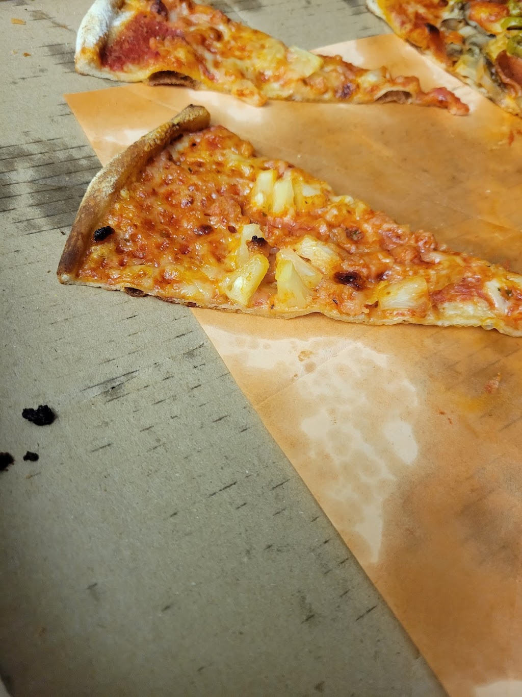 Volcano Pizzeria | 256 E Main St, Welland, ON L3B 3W9, Canada | Phone: (905) 735-3716