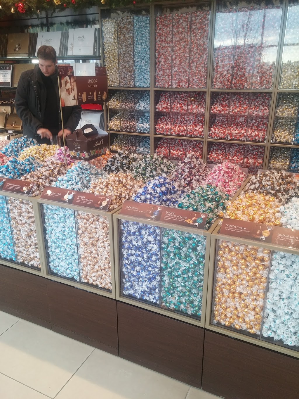 Lindt Chocolate Shop | 1135 Montée des Pionniers Unité 104, Lachenaie, QC J6V 0E1, Canada | Phone: (450) 654-8111