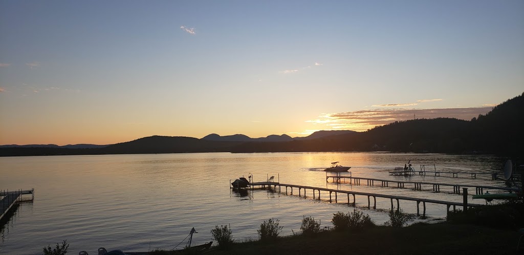 Chalet des Aviateurs | 8 Chemin Larouche, Saint-Aimé-des-Lacs, QC G0T 1S0, Canada | Phone: (514) 464-8593
