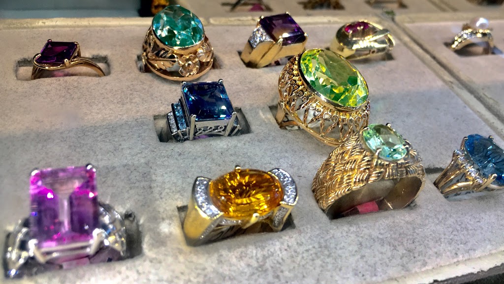 Howards Pawn Shop | 3005 Carling Ave, Ottawa, ON K2B 7Y6, Canada | Phone: (613) 820-3903