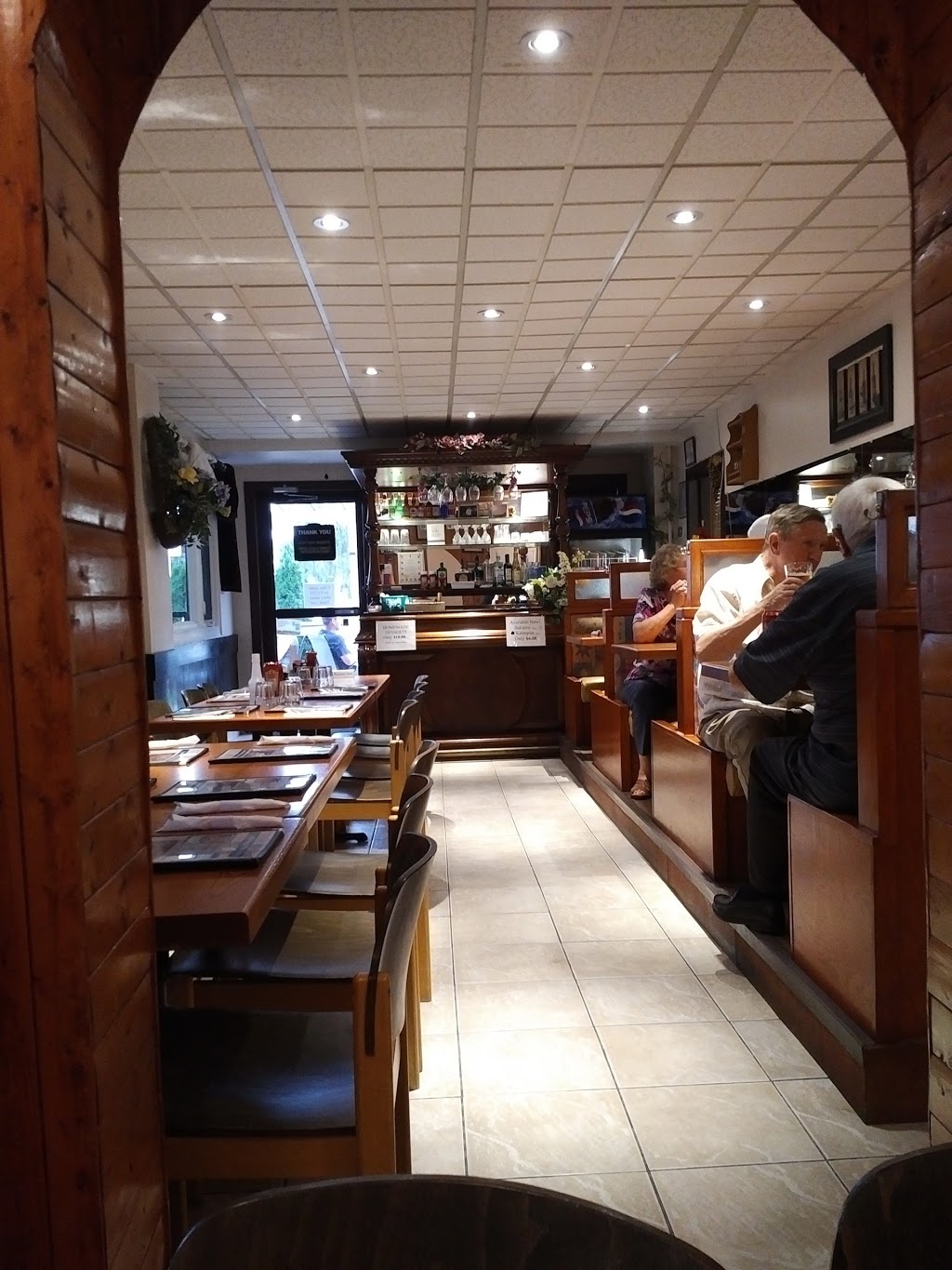 Veslo Family Restaurant | 100 Arnold St, Kitchener, ON N2H 6C9, Canada | Phone: (519) 744-9292