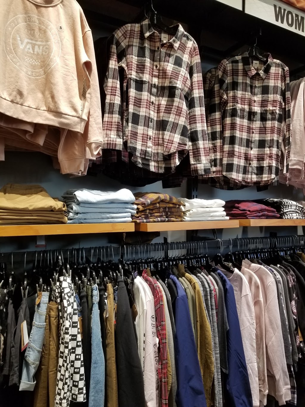 Vans | 300 Taylor Rd, Niagara-on-the-Lake, ON L0S 1J0, Canada | Phone: (905) 687-6777