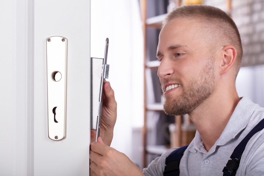 Locksmith Mississauga Service | 1500 Dundas St E Unit 5A, Mississauga, ON L4X 1L4, Canada | Phone: (437) 747-8633
