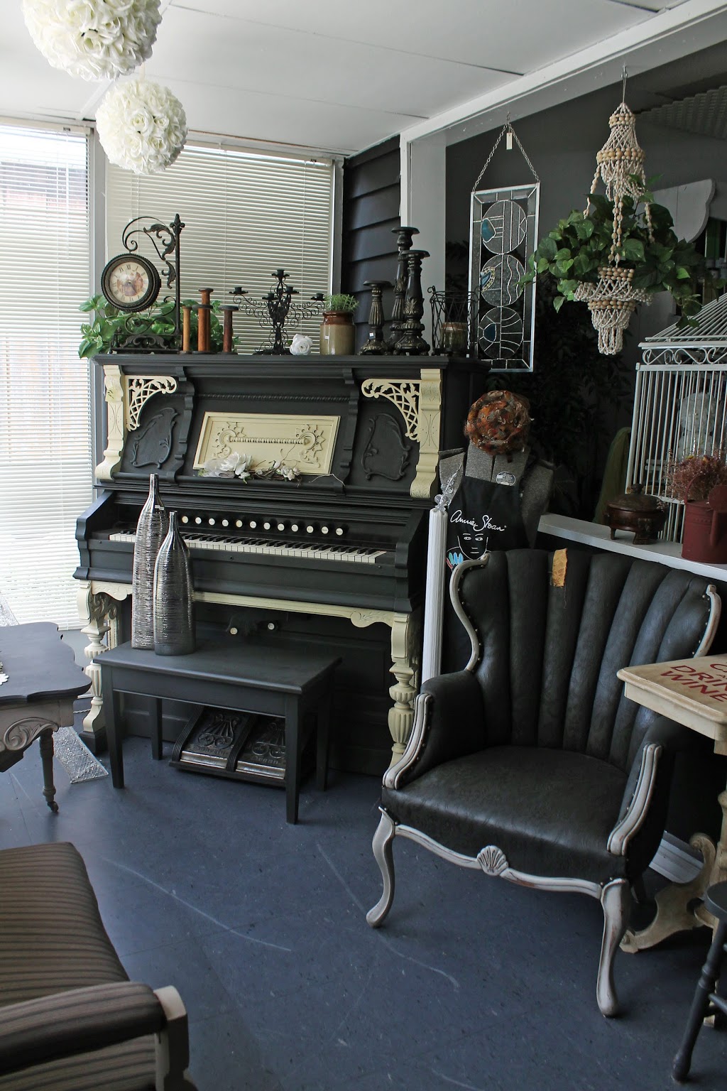Painted Treasures | home goods store | 302 Davis St, Sarnia, ON N7T 1B7, Canada | 5194915200 OR +1 519-491-5200