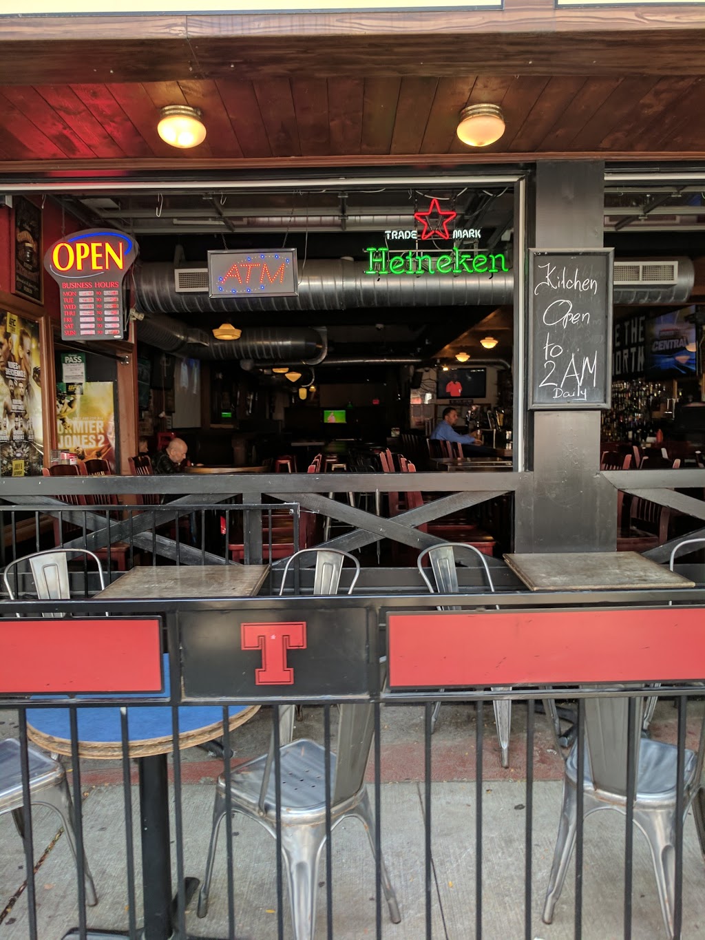 Tobys Pub & Eatery | 411 College St, Toronto, ON M5T 1T1, Canada | Phone: (416) 868-6297