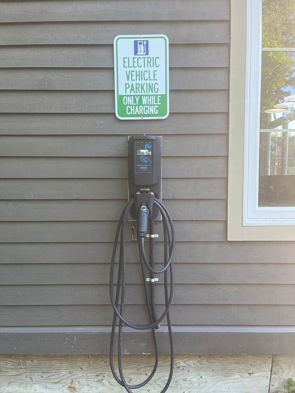 FLO Charging Station | 1052 Rat Bay Rd, Huntsville, ON P1H 2J6, Canada | Phone: (844) 825-3356