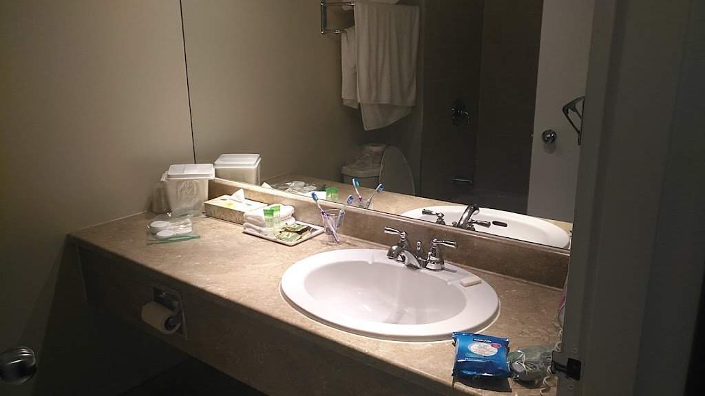 Adams Airport Inn | 2721 Bank St, Gloucester, ON K1T 1N1, Canada | Phone: (613) 738-3838