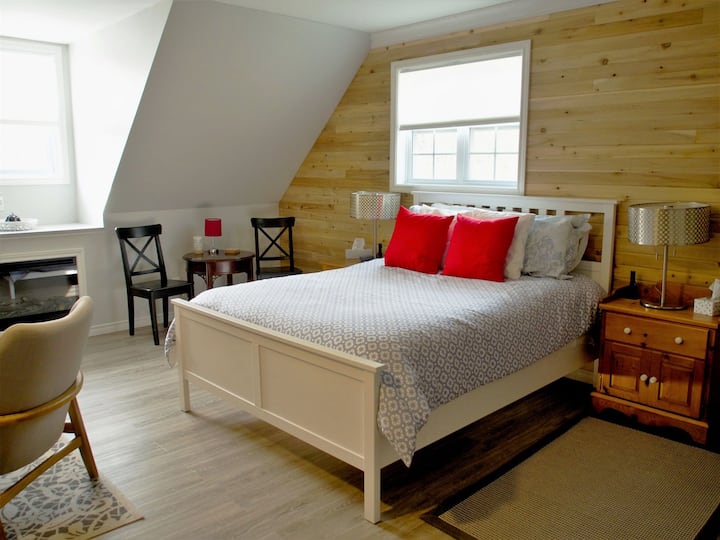 Loft on the Lake | 2940B County Rd 49, Prince Edward, ON K0K 1T0, Canada | Phone: (416) 318-8112