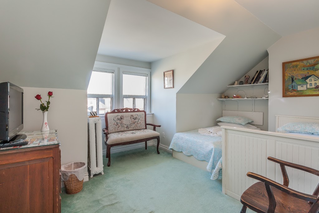 Rose Garden B&B | 1030 Bathurst St, Toronto, ON M5R 3G7, Canada | Phone: (416) 898-0746
