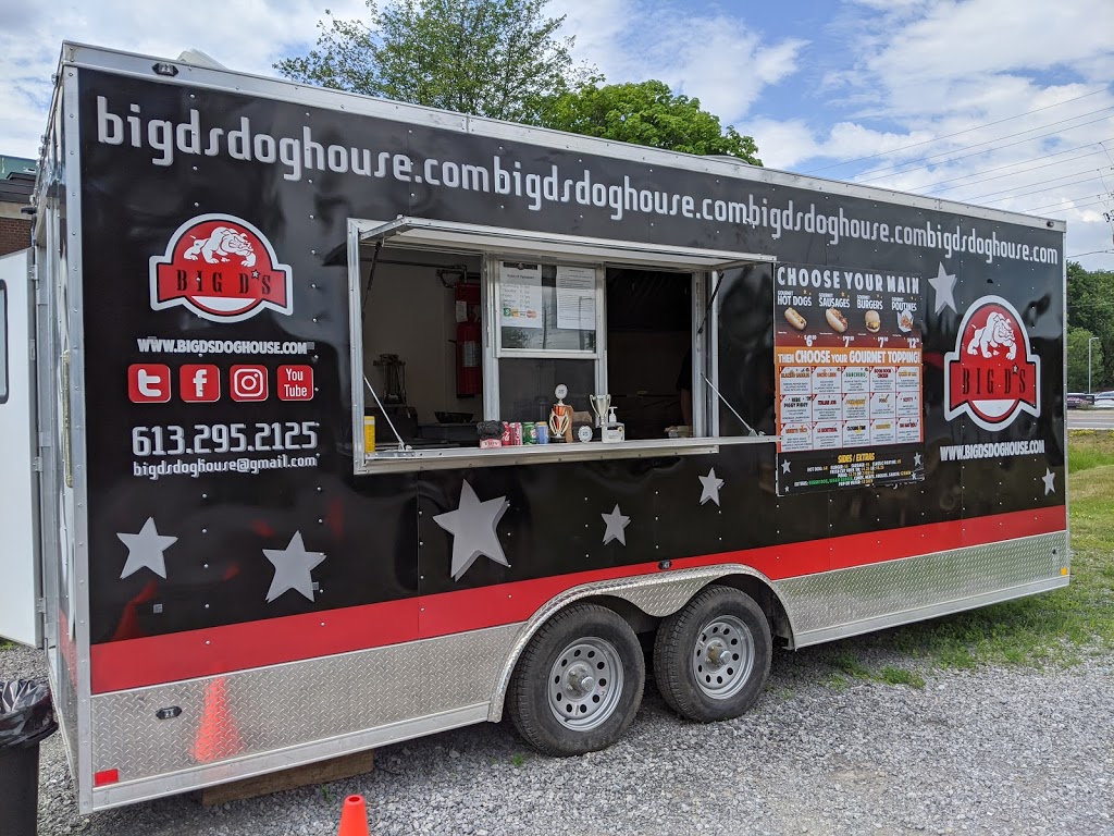 Big Ds Dog House and Poutine | Hazeldean Rd &, Sweetnam Dr, Ottawa, ON K2S 1B9, Canada | Phone: (613) 295-2125
