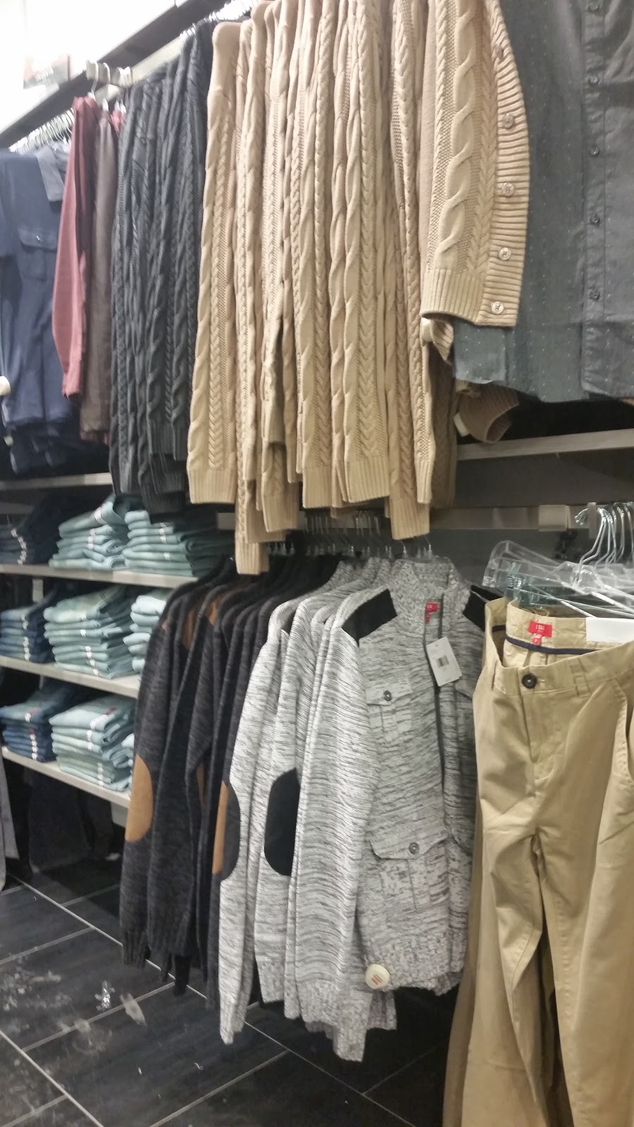 GUESS Factory | 13850 Steeles Ave Ste 100, Halton Hills, ON L7G 0J1, Canada | Phone: (905) 875-3140
