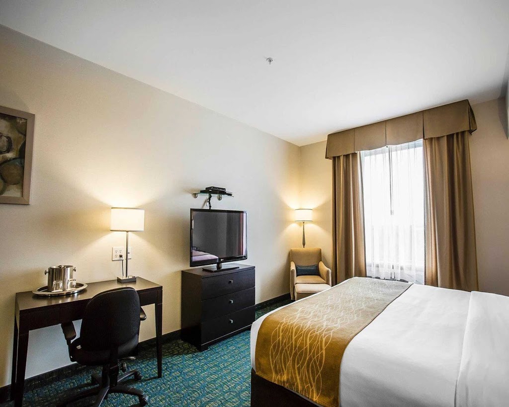 Comfort Hotel Bayers Lake | 88 Chain Lake Dr, Halifax, NS B3S 1A2, Canada | Phone: (902) 405-4555