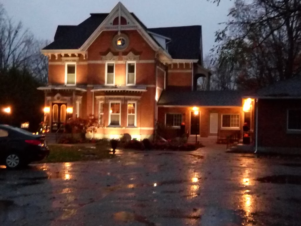 The Woodview Inn | 250 King St W, Gananoque, ON K7G 2G6, Canada | Phone: (844) 382-1110