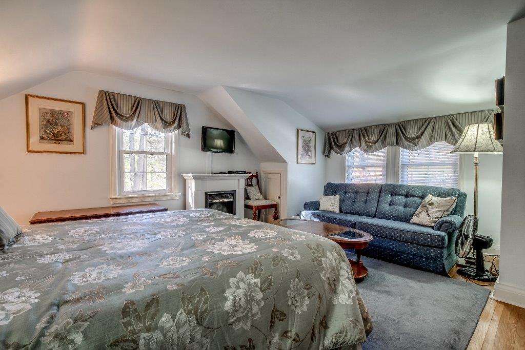 Dover House Bed and Breakfast | 17 Morgan St, Port Dover, ON N0A 1N0, Canada | Phone: (519) 583-3654