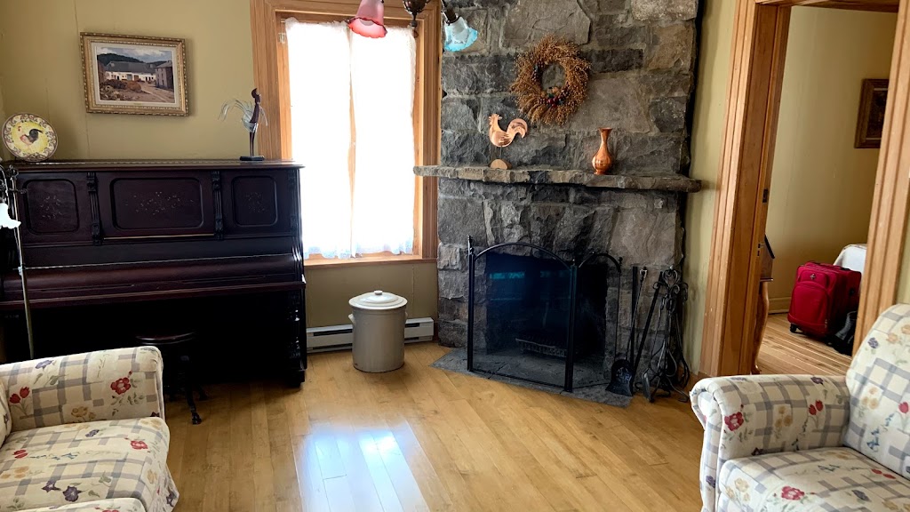 Auberge La Mansarde | 187 Rue St Raphaël, La Malbaie, QC G5A 2N6, Canada | Phone: (888) 577-2750