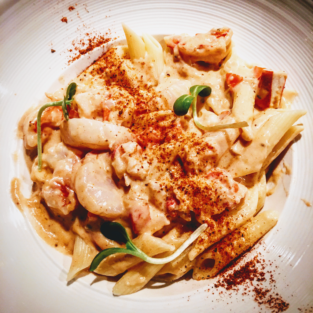 Zee Grill Seafood Restaurant & Oyster Bar | 641 Mt Pleasant Rd, Toronto, ON M4S 2M9, Canada | Phone: (416) 484-6428