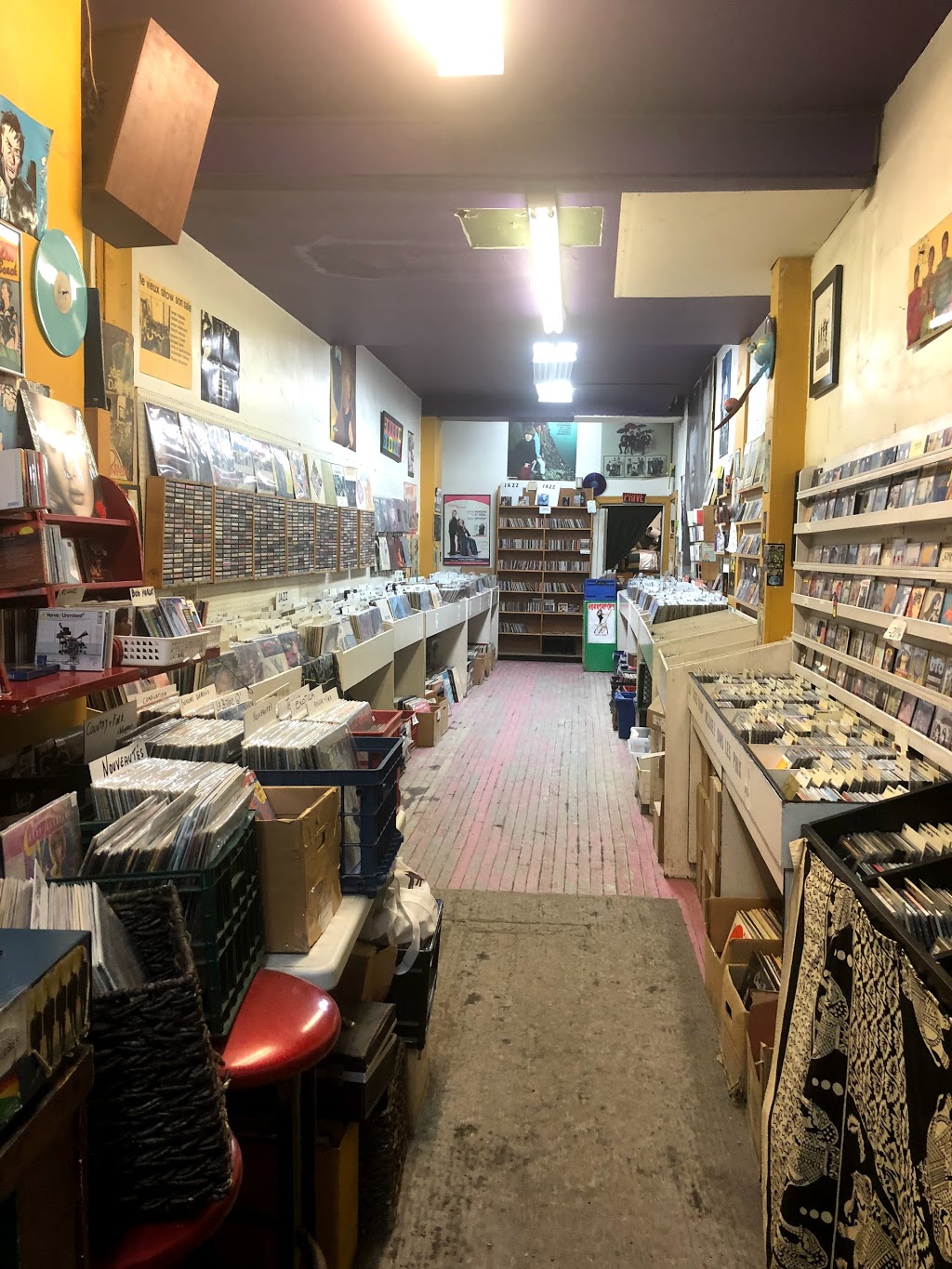 Musique Chez Sonny | 664 Rue Saint-Jean, Québec, QC G1R 1P8, Canada | Phone: (418) 640-0590