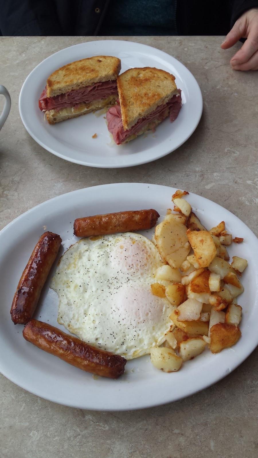 Windmill Restaurant | 2238 Mountainside Dr, Burlington, ON L7P 1B5, Canada | Phone: (905) 336-3954