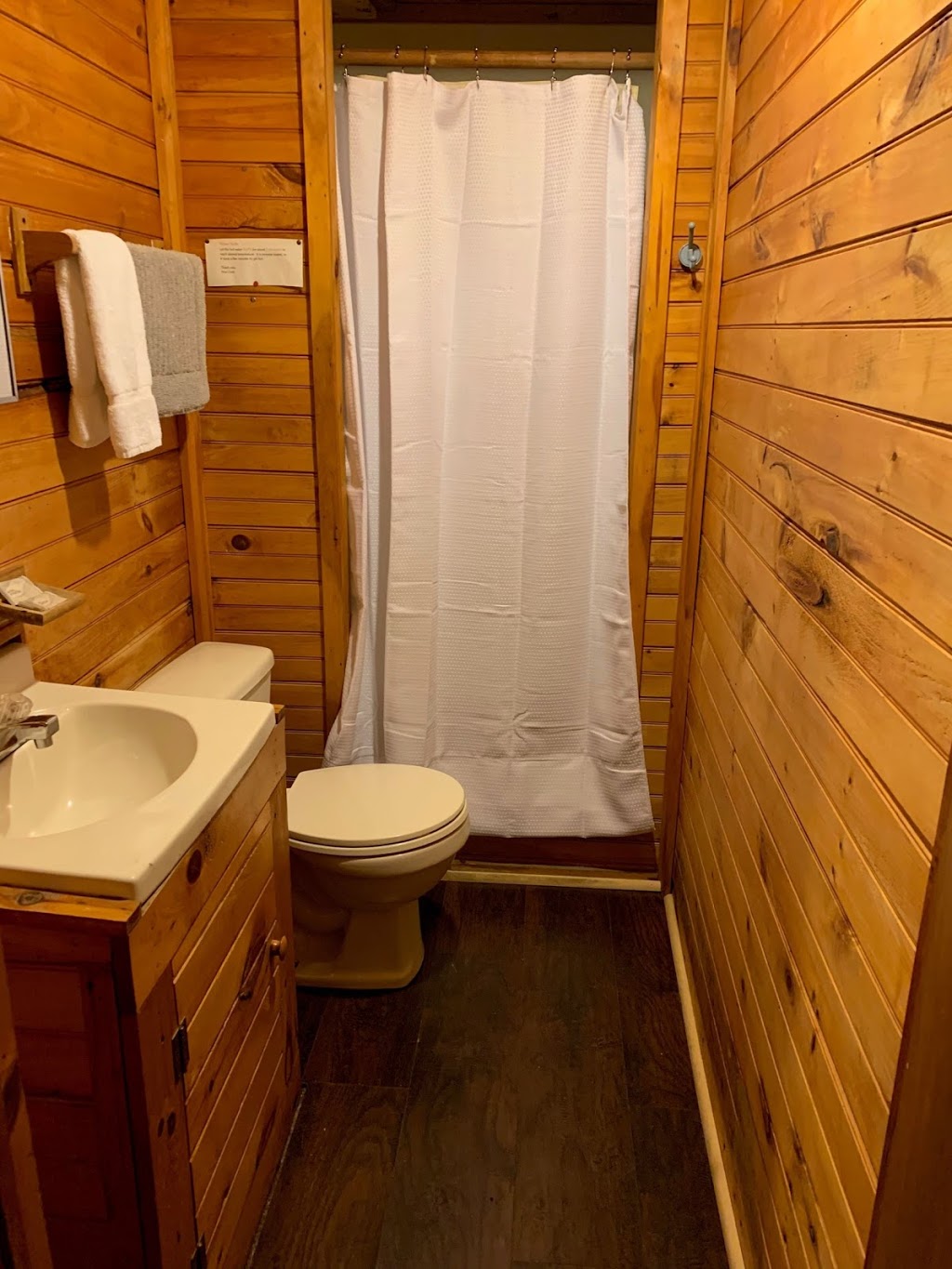 Pine Crest Motel & Cabins | 1288 Barton Orleans Rd, Barton, VT 05822, USA | Phone: (802) 525-3472
