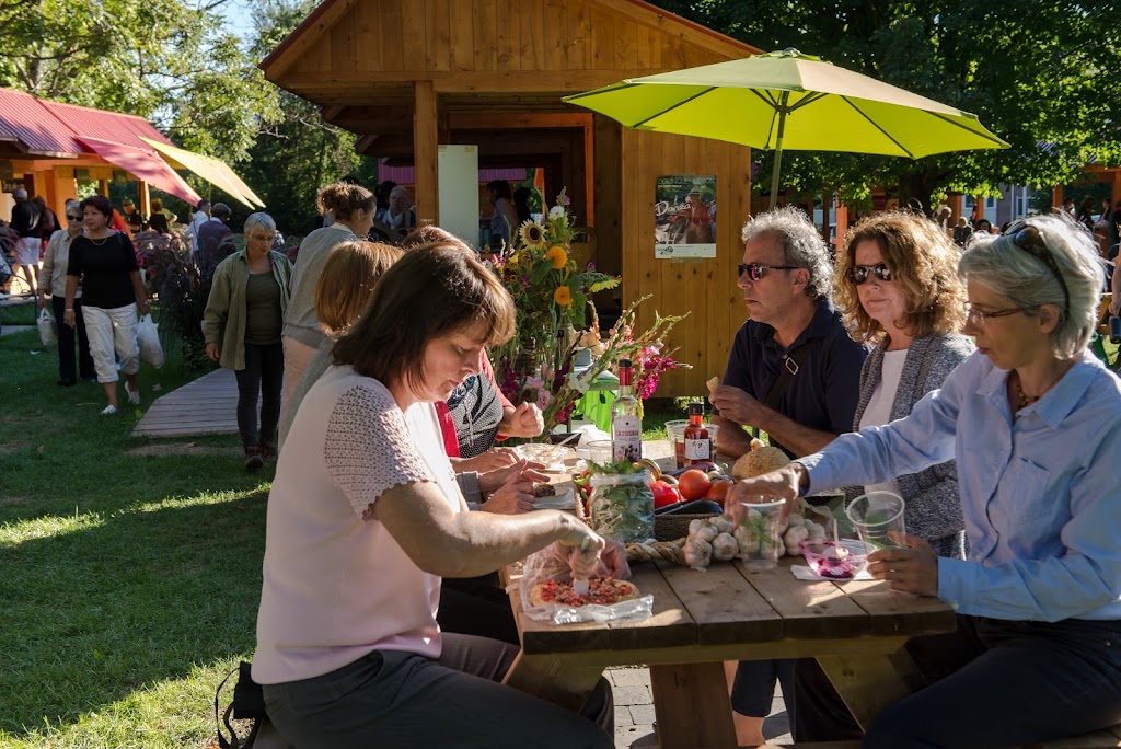 Marché public de Compton | derrière léglise,dans le Parc des Lions, 6747 Rte Louis-S.-Saint-Laurent, Compton, QC J0B 1L0, Canada | Phone: (819) 835-9463