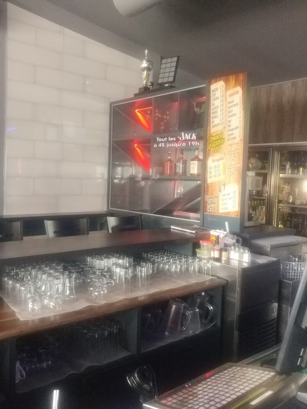 Bar La Rochelene | 2435 Boulevard Louis-XIV, Québec, QC G1C 1B2, Canada | Phone: (418) 661-3367