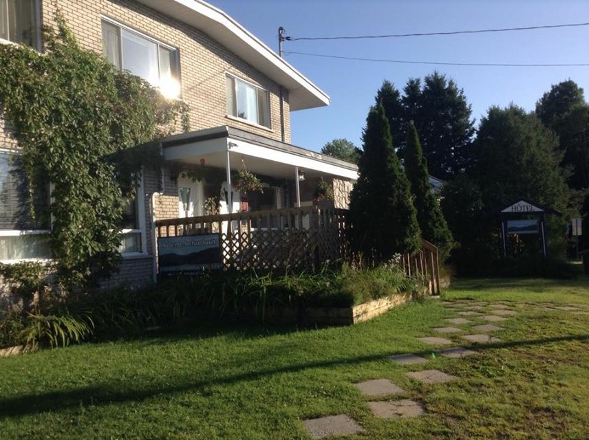 Auberge du Lac Archambault | 221 Rue Aubin, Saint-Donat-de-Montcalm, QC J0T 2C0, Canada | Phone: (819) 424-3542