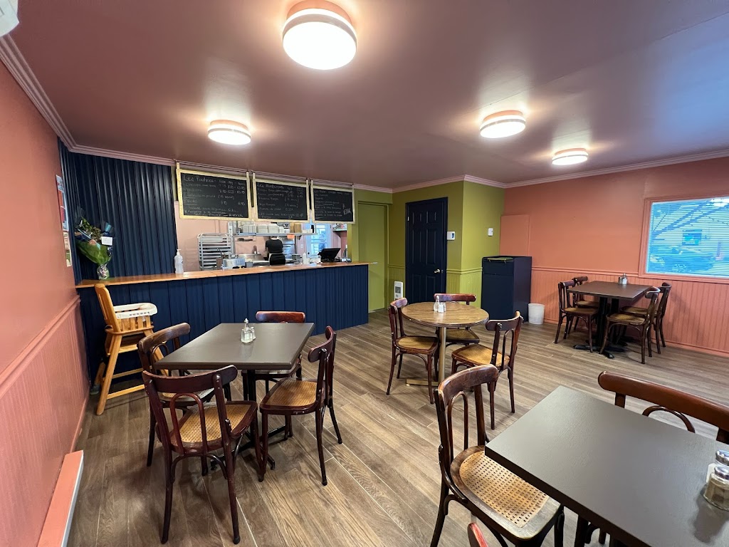 Cantine à Paulina | 505A Rue du Boisé, Grandes-Bergeronnes, QC G0T 1G0, Canada | Phone: (418) 232-6666