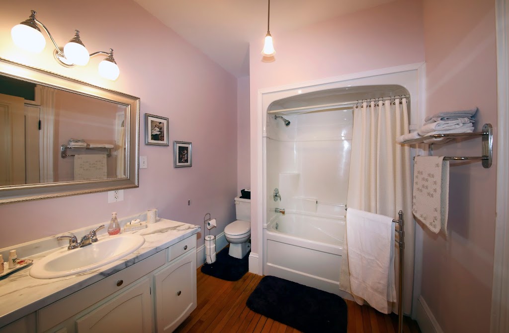 Summerside Inn Bed and Breakfast | 98 Summer St, Summerside, PE C1N 3J2, Canada | Phone: (905) 467-1265