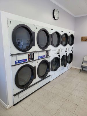The Village Laundromat | 153 Main St, Wellington, ON K0K 3L0, Canada | Phone: (613) 827-7988