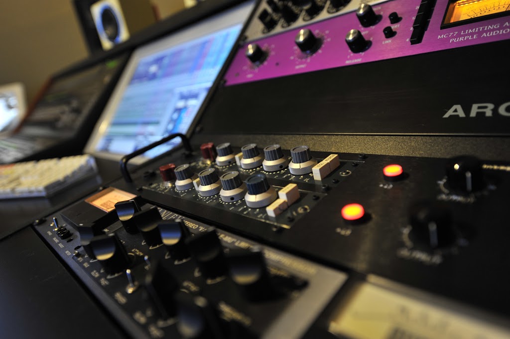Studio Red Tube | 268 Rue Jean-Talon, Saint-Jean-sur-Richelieu, QC J2W 1M6, Canada | Phone: (450) 359-7249