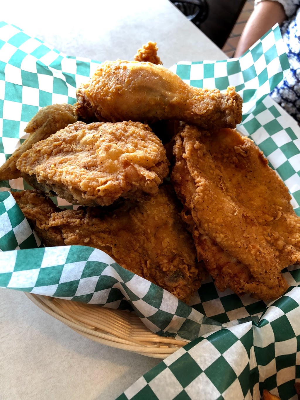 S&S Fried Chicken & Fish | 621 King St E, Oshawa, ON L1H 1G3, Canada | Phone: (905) 404-4441