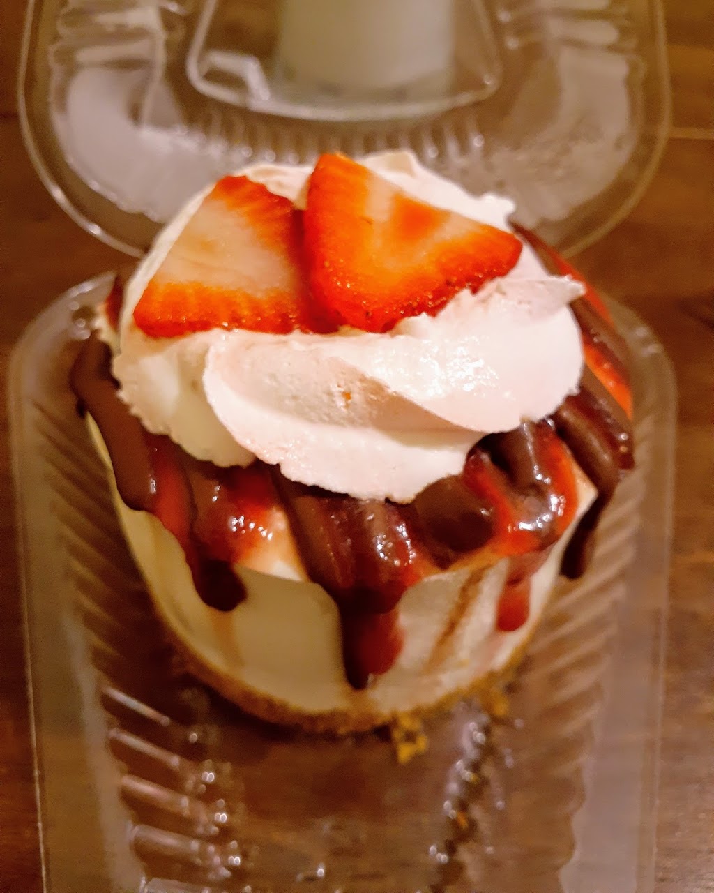 Mama Misfits Cheesecakery | 77 W Main St, Welland, ON L3C 4Z8, Canada | Phone: (905) 226-8253