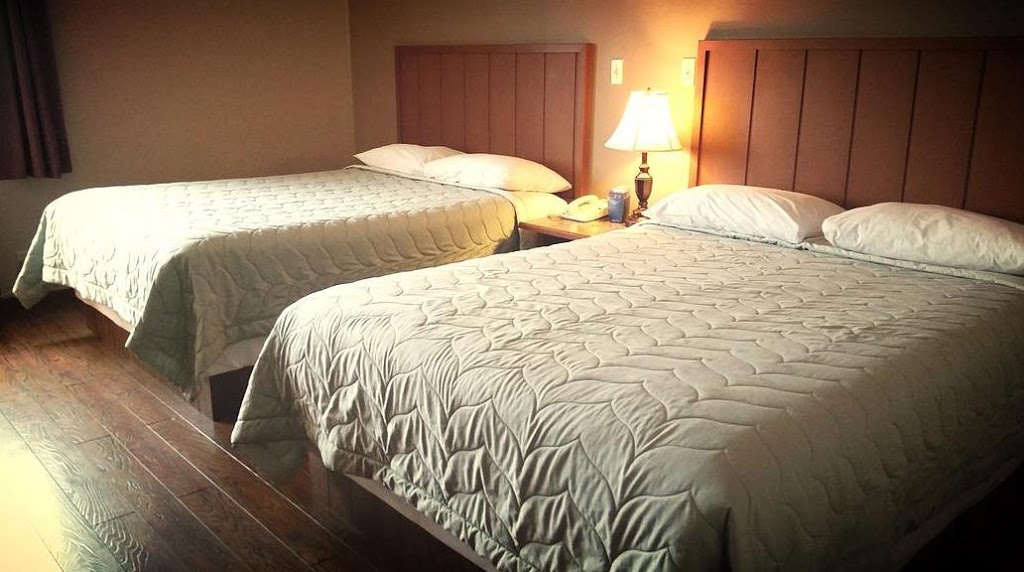 Queen Bee Hotel | 2615 Pembina Hwy, Winnipeg, MB R3T 2H5, Canada | Phone: (204) 269-4666