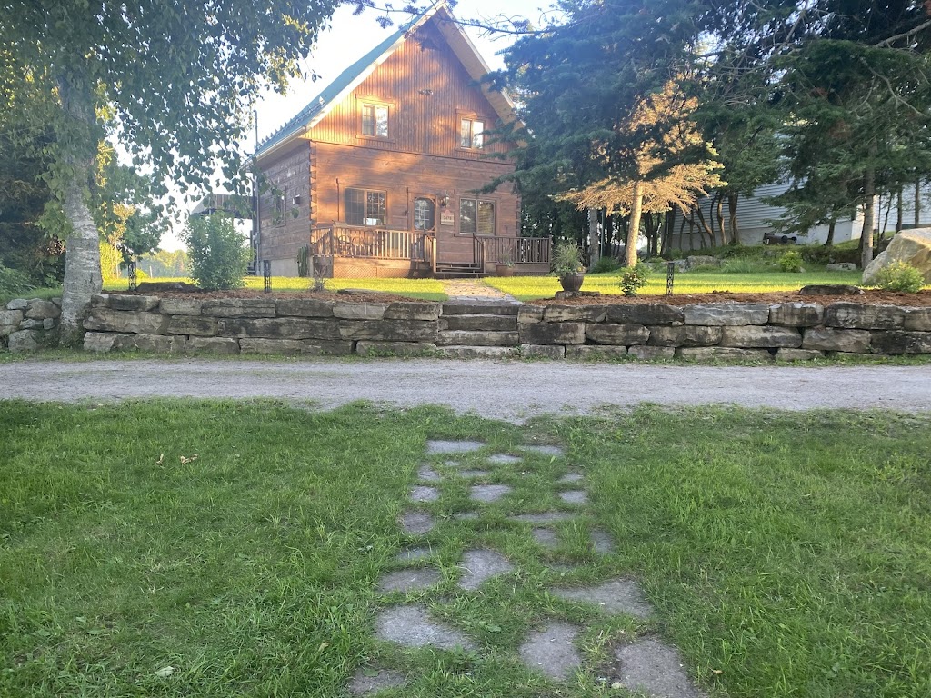 Le Refuge du Grand Pic | 2478 Chem. du Tour du Lac, Nominingue, QC J0W 1R0, Canada | Phone: (450) 660-1779
