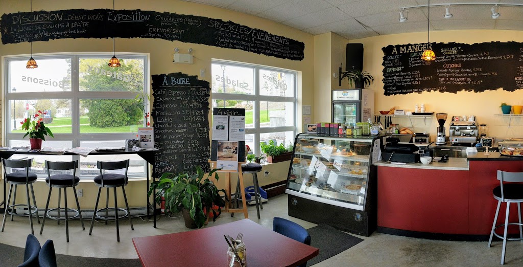 Le Café du passeur | 242 Chemin des Patriotes N, Mont-Saint-Hilaire, QC J3H 3H3, Canada | Phone: (450) 467-5555