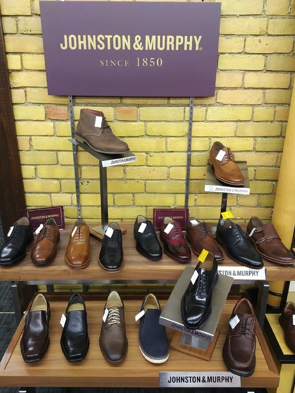 Murrays Clothing & Footwear | 95 Peel St, New Hamburg, ON N3A 1E7, Canada | Phone: (519) 662-3000