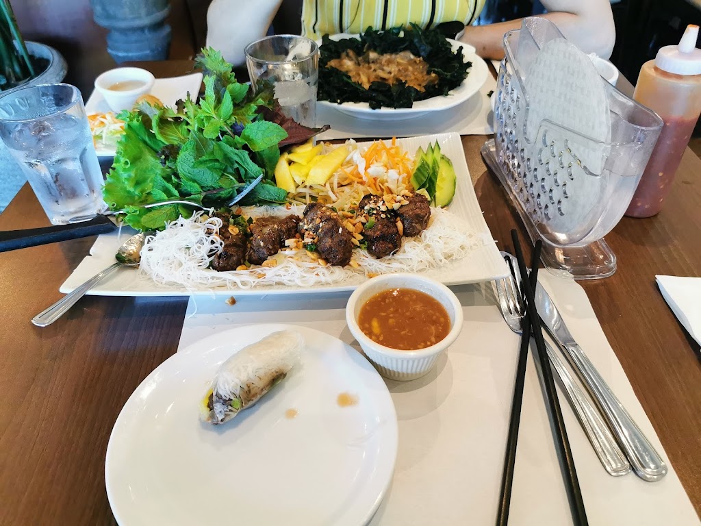 Hương Xưa Restaurant | 7061 Rue Jarry E, Anjou, QC H1J 1G3, Canada | Phone: (438) 380-8808