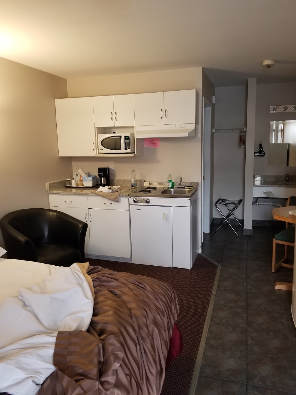 Cactus Tree Inn | 5887 Main St, Oliver, BC V0H 1T0, Canada | Phone: (250) 498-2225