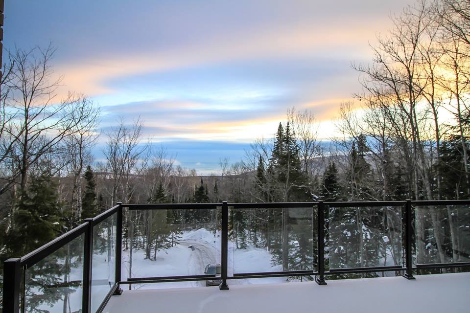 Chalet Iko | 93 Rue Jacques Labrecque, Petite-Rivière-Saint-François, QC G0A 2L0, Canada | Phone: (833) 354-6659