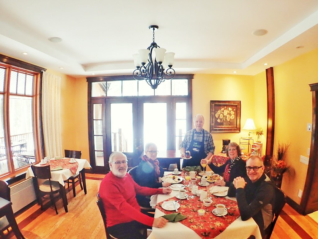Au Petit Marigot | 90 Chemin Clément, Mont-Tremblant, QC J8E 1N8, Canada | Phone: (819) 425-9691