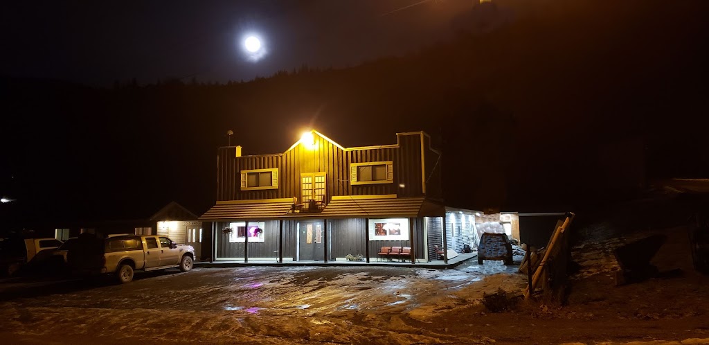 Gold Bridge Hotel | 6 Fergusson Ave, Gold Bridge, BC V0K 1P0, Canada | Phone: (250) 238-2343