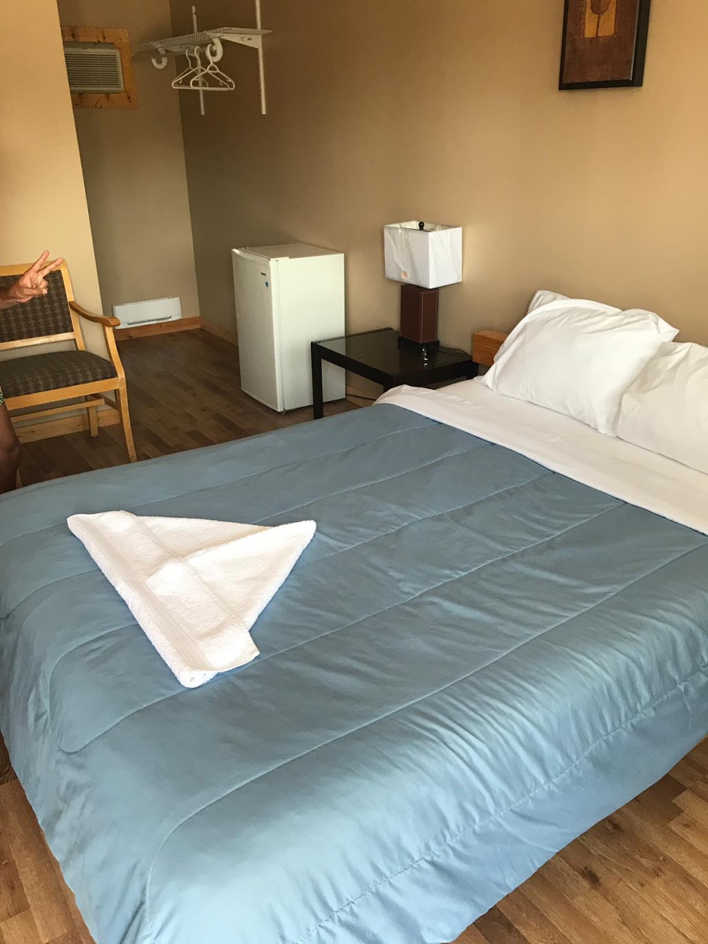 Veslo Grand Bend Restaurant and Motel | 8788 Lakeshore Rd, Thedford, ON N0M 2N0, Canada | Phone: (519) 243-9779