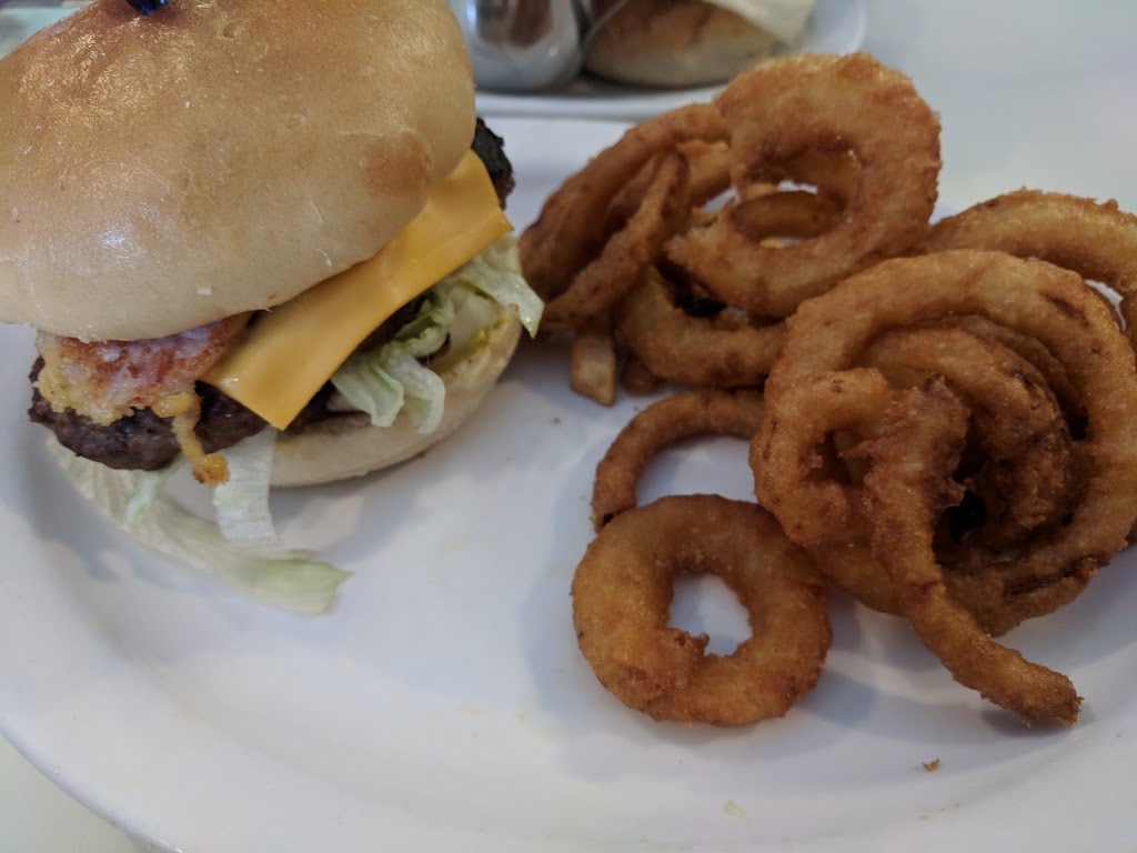Ernis Place Restaurant & Pizza | 171 Smith St, Arthur, ON N0G 1A0, Canada | Phone: (519) 848-3541