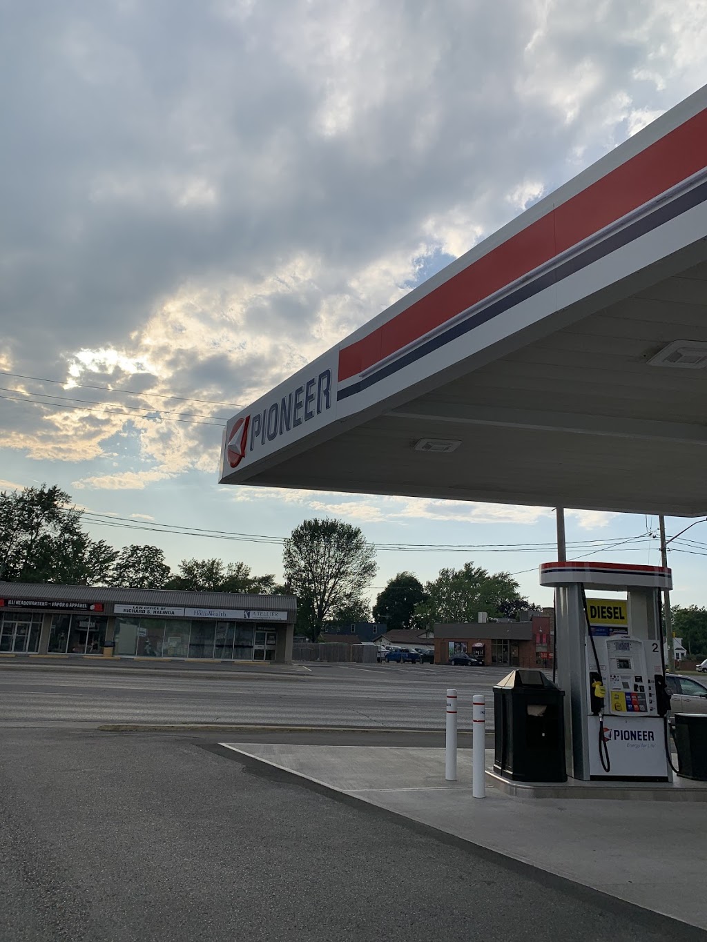 Pioneer Gas Station | 554 Niagara St, Welland, ON L3C 1L8, Canada | Phone: (905) 735-4935
