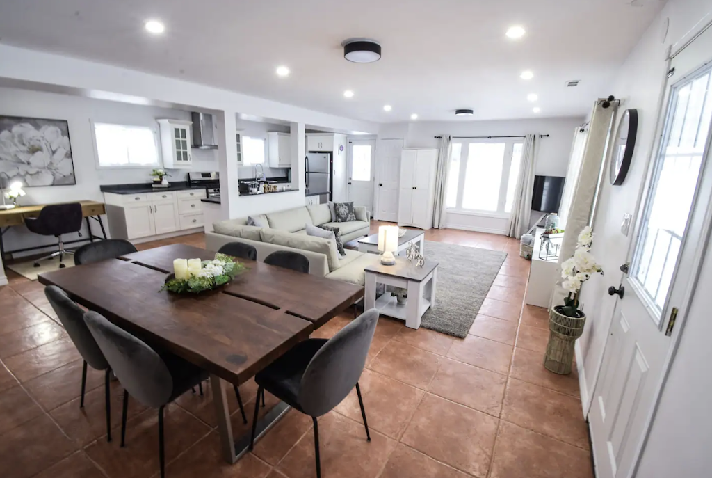 COTTAGE ON LAKE | 57 Lakeridge Blvd, Lowbanks, ON N0A 1K0, Canada | Phone: (416) 346-5000