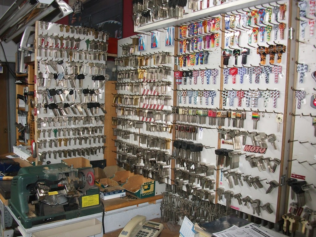 Serrurier Cordonnerie Idéale | 15 Rue Saint Louis, Drummondville, QC J2B 5W3, Canada | Phone: (819) 478-4371