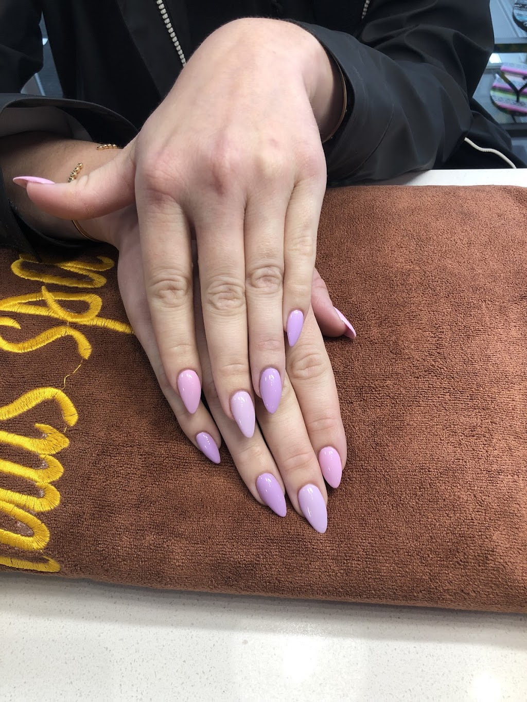 Salon Des Jumelles | 4316 Av. Papineau, Montréal, QC H2H 1S9, Canada | Phone: (438) 680-1913